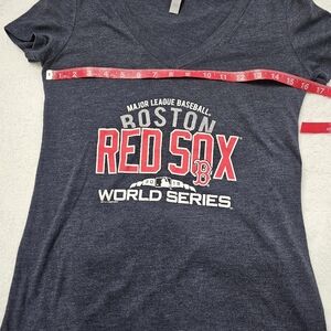 WOMENS BOSTON REDSOX SERIES 2018 V NECK TEE SHIRT! SIZE MED! PRE LOVED!